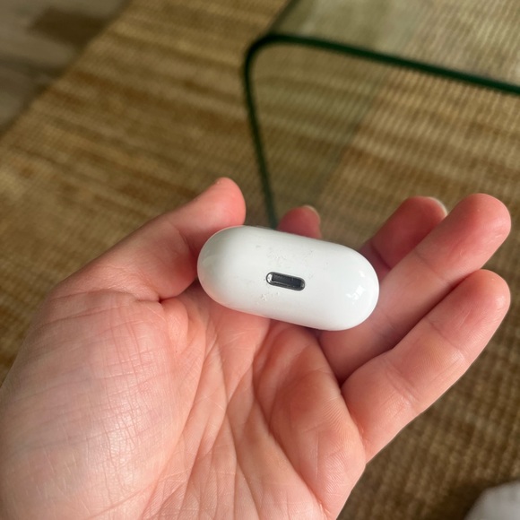 Apple AirPods - worn but works 100% - Picture 2 of 4